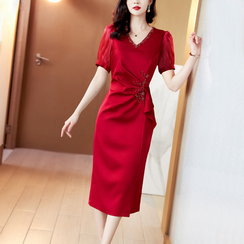 中国红晚会礼服连衣裙女2025年春夏新款喜庆婚宴装收腰V领中长款