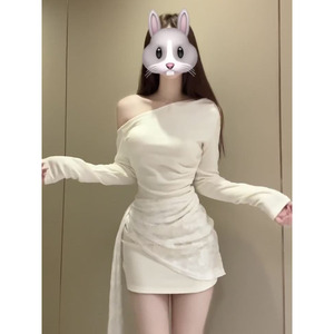 法式纯欲风一字领露肩连衣裙女秋季修身显瘦抽绳露肩短款包臀裙子