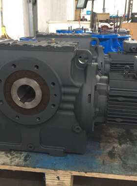 S系列斜齿 蜗轮蜗杆减速机SA37减速机 齿轮箱库存有现货