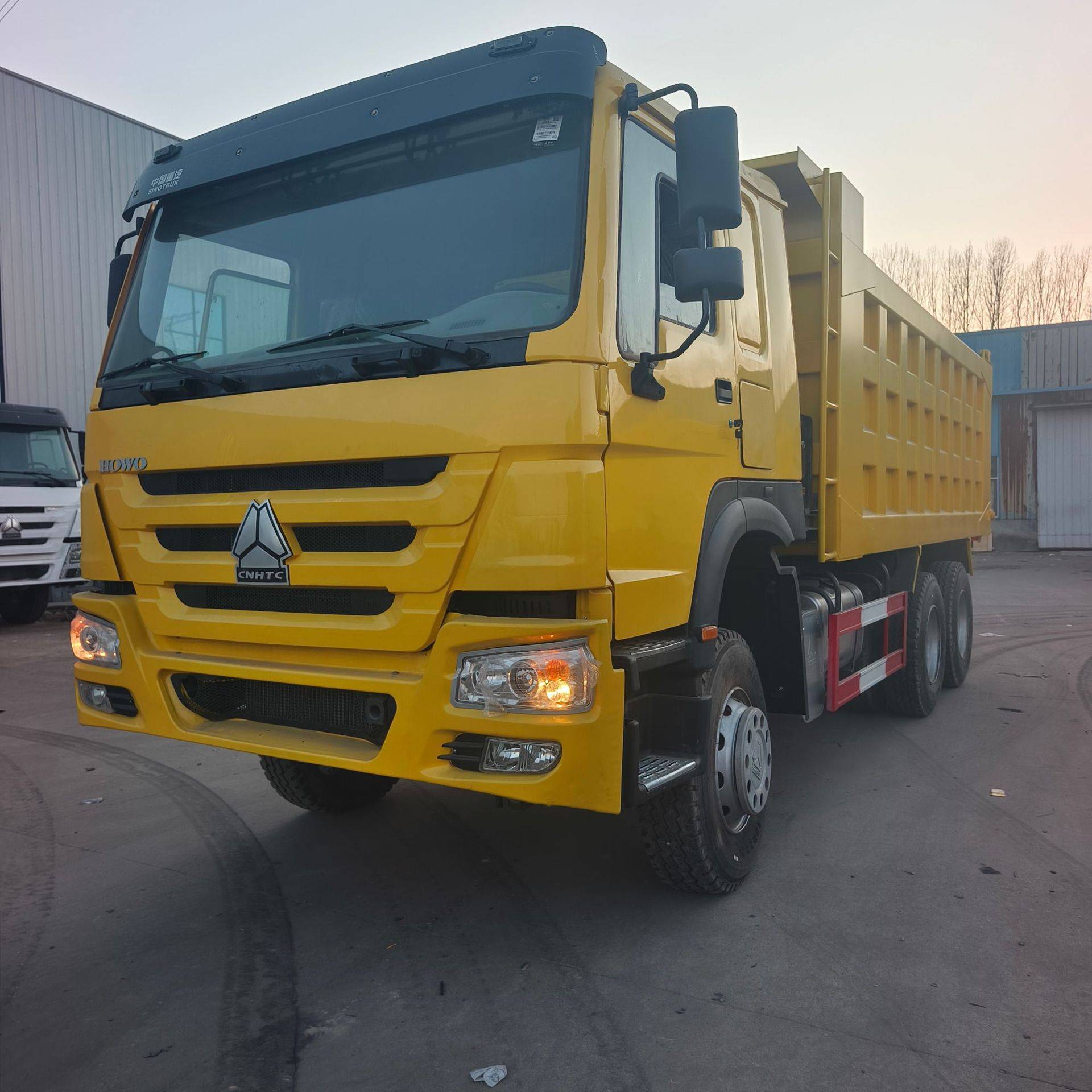 出口6*4豪沃后八轮渣土车HOWO重汽自卸车371  375马力