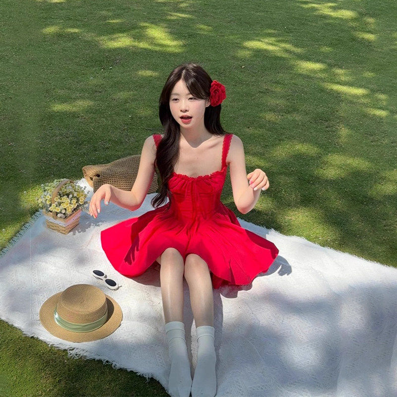 纯欲辣妹红色吊带洋装女