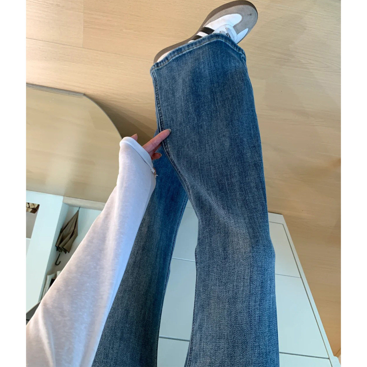 宽松不贴腿微喇叭裤高腰