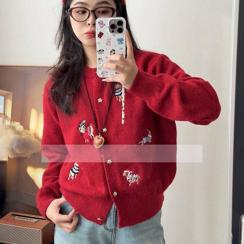 卡通刺绣红色圆领针织开衫女冬季宽松甜美毛衣外套设计感长袖上衣