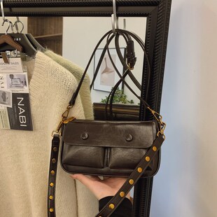超火小包包女式2024新款冬季油蜡皮铆钉腋下包小众百搭单肩斜挎包