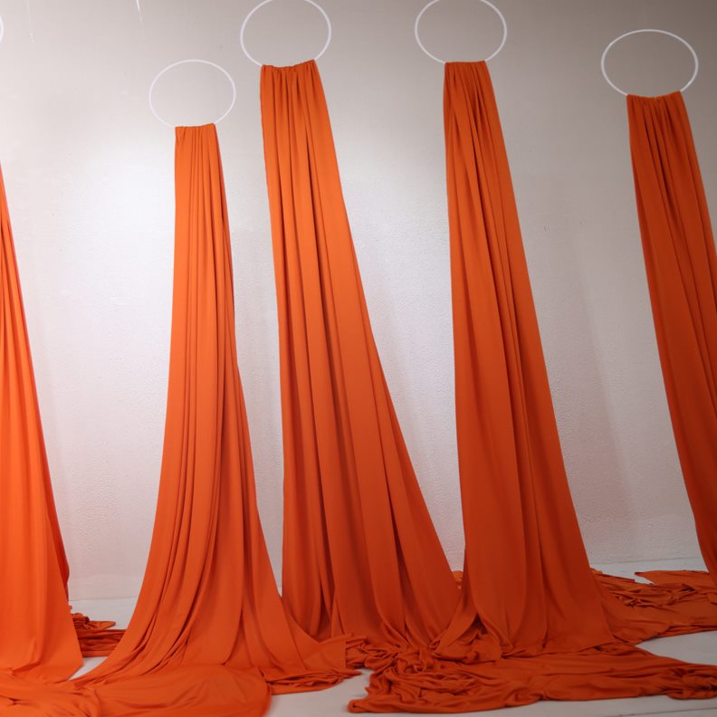 新款婚庆道具凤尾帘牛奶丝韩式背景挂布挂件婚礼酒店装饰现场道具