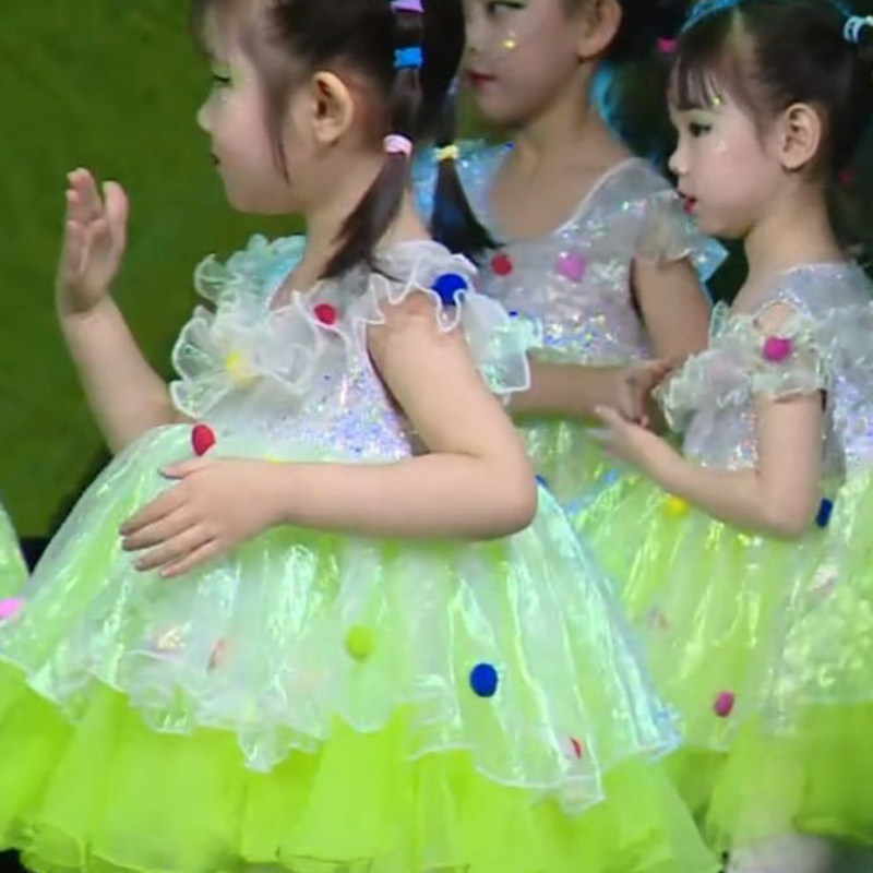 六一儿童演出服幼儿舞蹈七彩球球纱裙表演服装女童可爱蓬蓬连衣裙