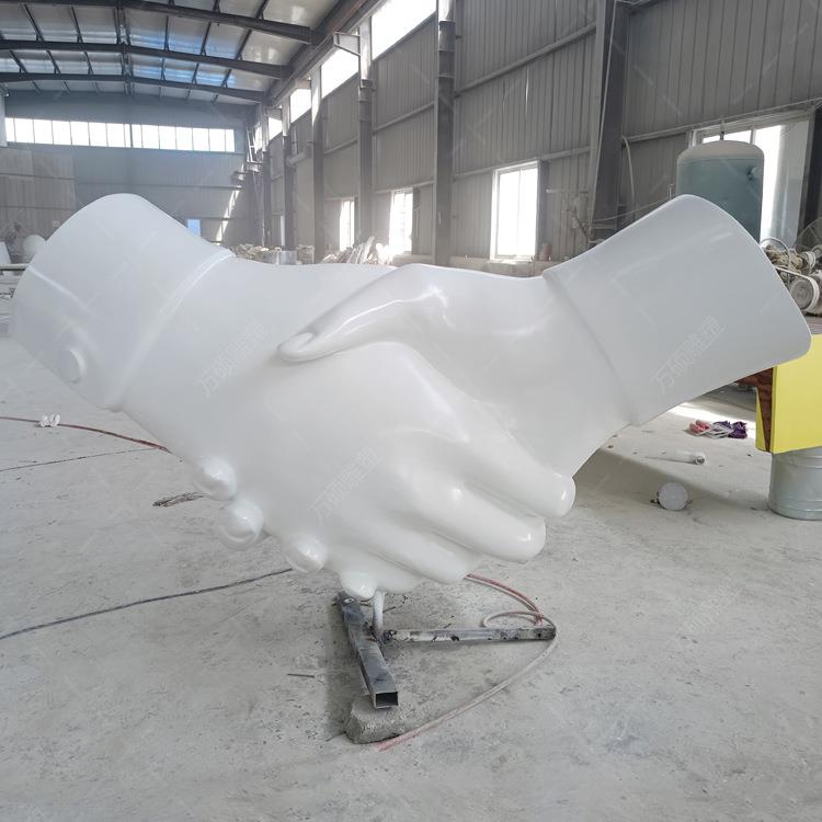 玻璃钢握手像雕塑诚信双手紧握诚信为本雕刻团结友爱主题雕塑摆件