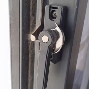 窗户卡扣锁门窗锁通用不锈钢锁扣铝合金老式推拉防盗月牙锁安全锁
