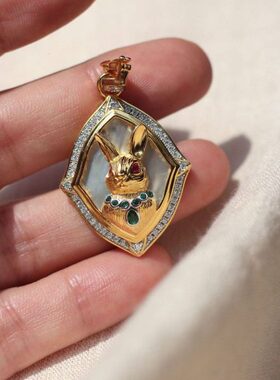 2023新款复古镀金重工白蝶贝母黑玛瑙兔子项链精工吊坠两色