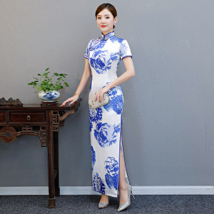 青花瓷旗袍2025春季新款中国风走秀演出服中老年大码长款改良走秀