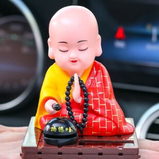 2024新款袈裟和尚汽车摆件太阳能自动点头敲木鱼袈裟车内解压公仔