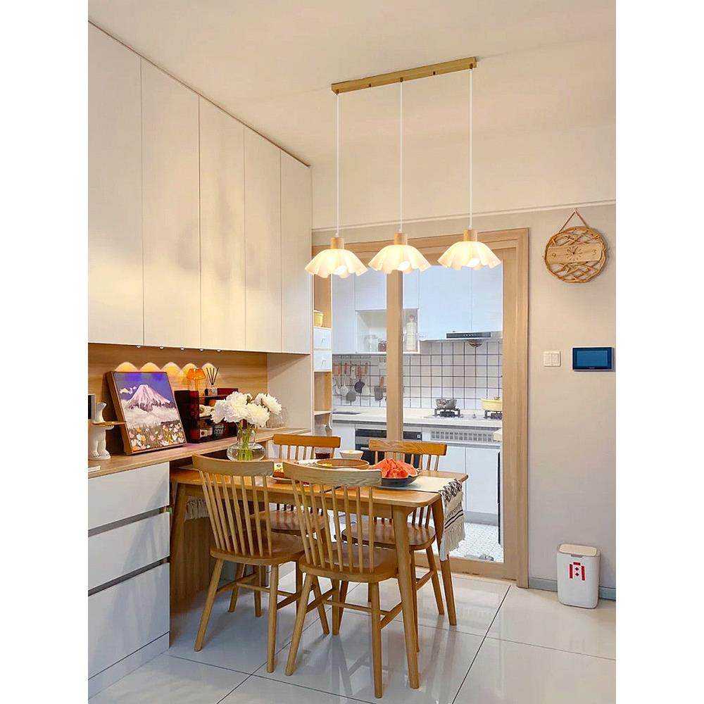 北欧木艺餐厅灯2023年新款日式简约风卧室床头吊灯花朵造型led灯