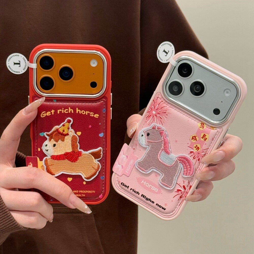 钰锴 新年款酒红刺绣卡通小马标签适用苹果17ProMax手机壳iphone15新款16pro女13创意15pro皮质14防摔保护套