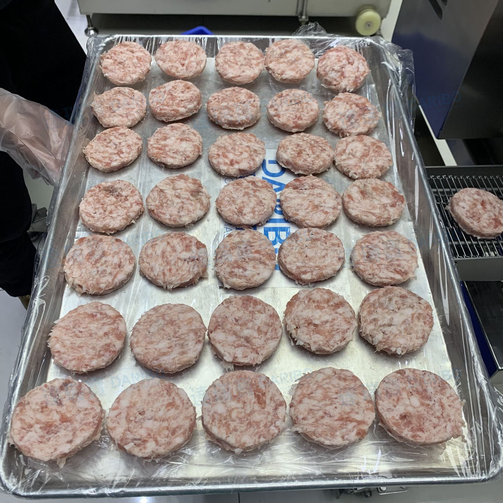 W汉堡牛肉饼成型机 黄金鸡块黑椒鸡块麦乐鸡块成型机 鱼饼成型机