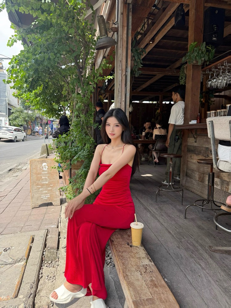 三亚旅游穿搭女装绝美小众吊带连衣裙夏季修身显瘦海岛度假沙滩裙