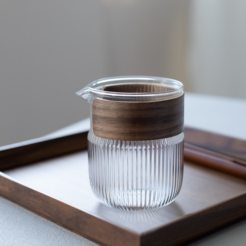 无聊了试试防烫手的公道杯!木圈隔热分茶器耐热玻璃泡茶公杯大号
