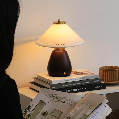 新款复古奶油台灯中古轻奢高级蘑菇灯卧室床头柜小夜灯创意氛围灯