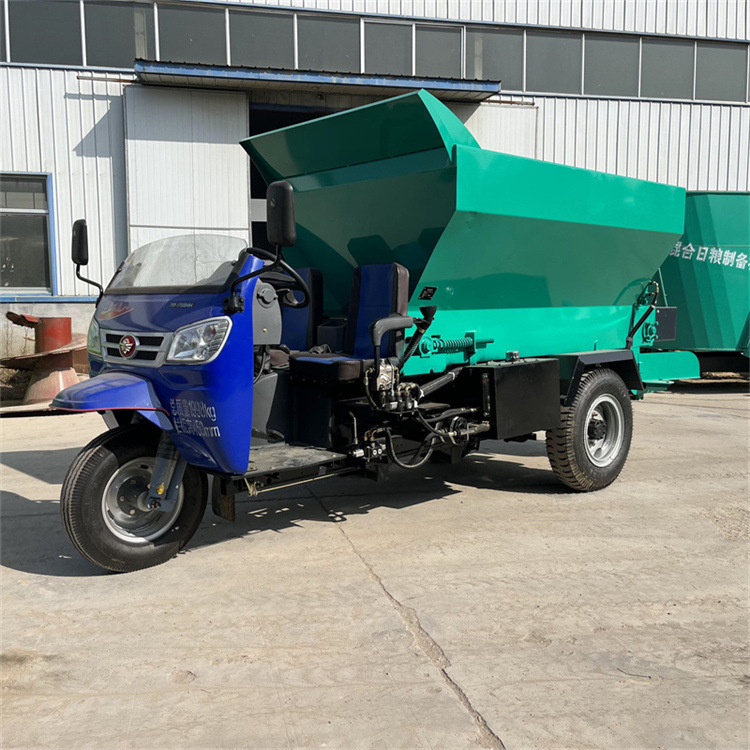 三马车动力粪便抛洒车 座驾式柴油施肥机 10方大容量牧场撒粪机