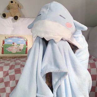卡通可爱呆萌鲨鱼毛毯宅家宿舍披风斗篷办公室午睡空调毯四季 通用