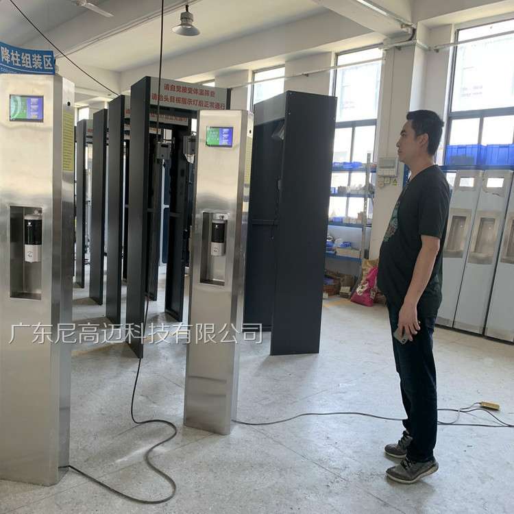 供应出口英文版测温消毒门柱疫情防控高温热体监测酒精免洗消毒机