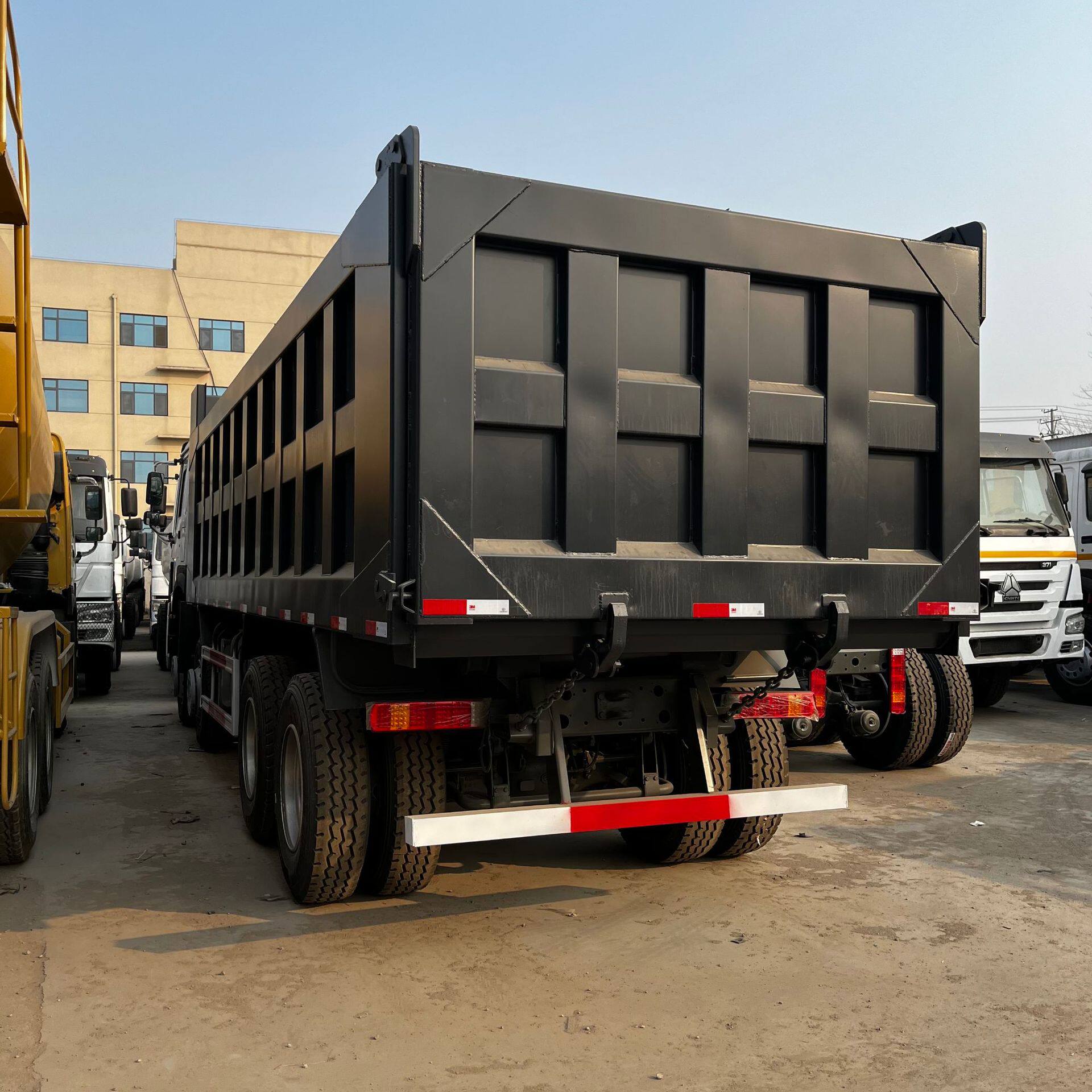 HOWO自卸车  371马力前四后八轮重型卡车  重汽豪沃双驱牵引车