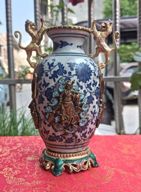 鎏金双耳双龙关公瓷瓶工艺品仿古瓷器鎏金镶嵌关公瓷瓶花瓶摆件
