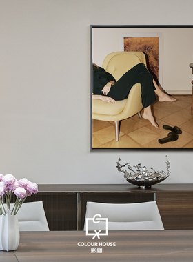 现代简约美女椅子玄关装饰画人物黄色轻奢客厅背景墙艺术挂画