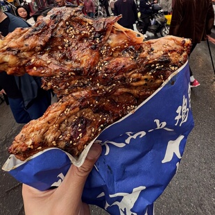 沈阳排队王亚明市场老奉天焦火鸡架碳烤鸡架撒糖喷醋焦火鸡架夜宵