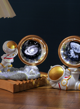 太空人水晶球小夜灯摆件太空人桌面办公室工位装饰品送人生日礼物