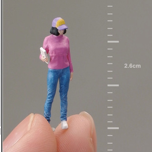 微观树脂彩色成品立体微拍摄影模型摆件 64鸭舌帽拿书美女人偶