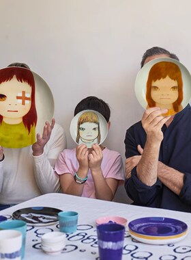 奈良美智瓷盘画小众墙面圆形装饰挂画可爱梦游大头娃挂盘摆件Nara