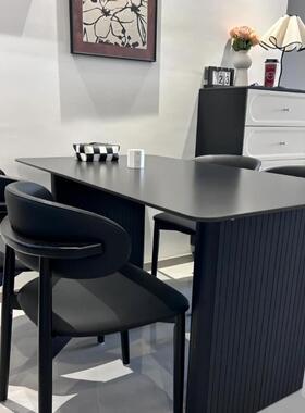 现代简约黑色岩板餐桌椅组合家用小户型轻奢长方形意式饭桌