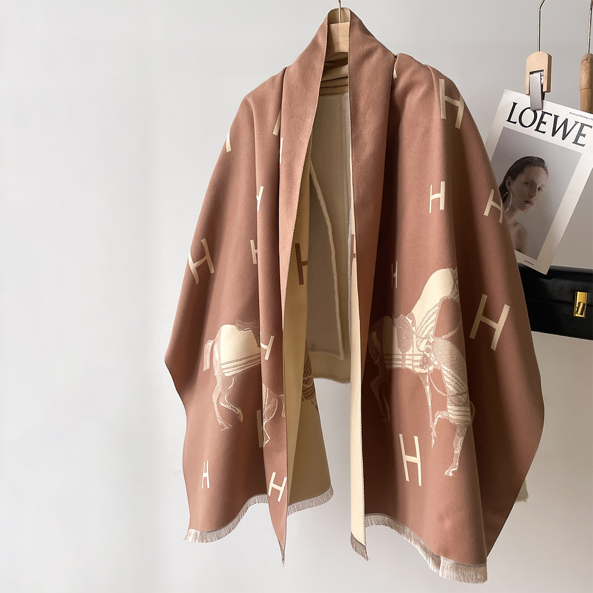 新款字母秋冬季双面异色保暖披肩御寒两用围脖空调房毯气质简约女