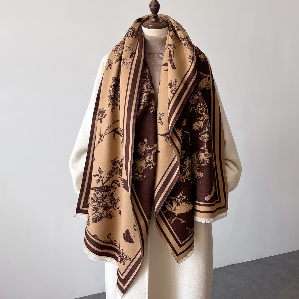 2024年秋冬季围巾女士百搭仿羊绒加厚保暖披肩双面仿羊绒两用斗篷