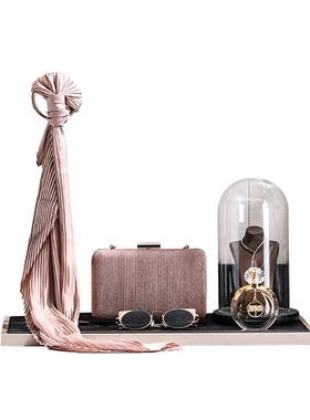 轻奢样板房间衣帽间梳妆台摆设道具眼镜手包手表丝巾衣柜装饰软装