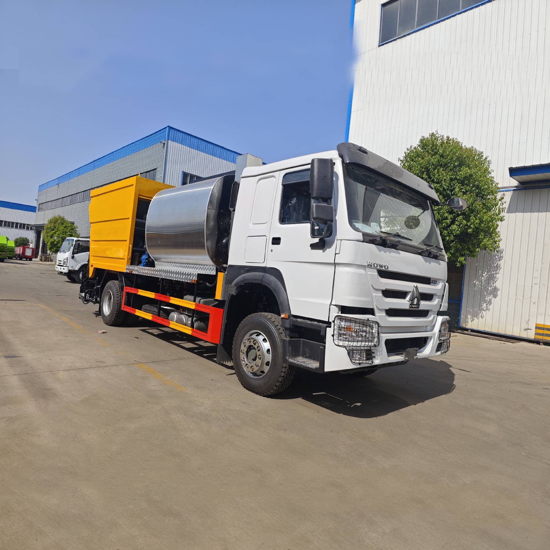 howo4X2沥青分配器芯片封口车 同步碎石封层车优质保温岩棉效果好