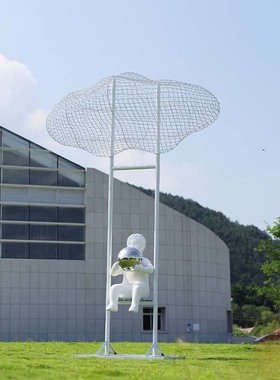 户外金属镂空云朵大型摆件抽象人物园林景观小品不锈钢雕塑定制