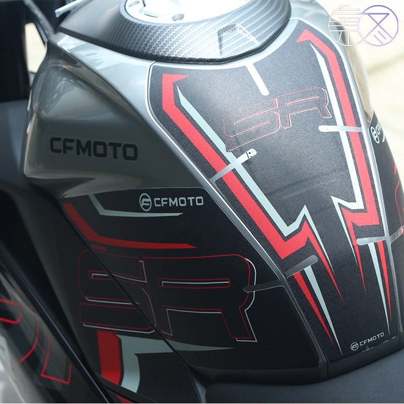 适用23款春风250SR 油箱贴防滑贴鱼骨贴车身版画贴V花贴纸贴膜配