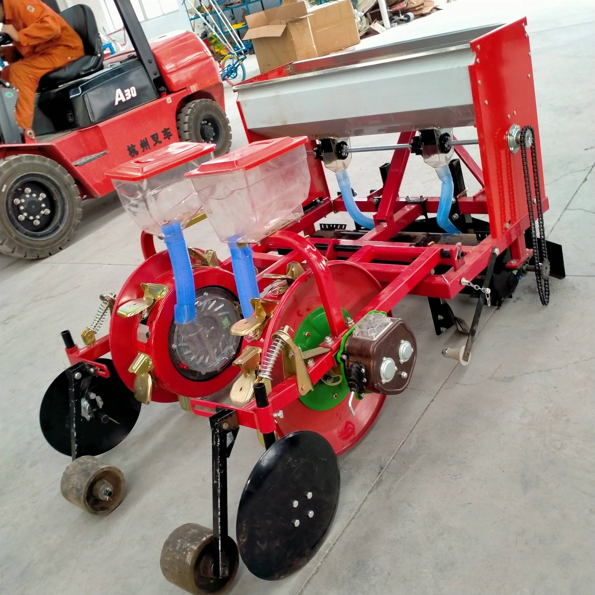 两行膜上花生玉米播种机 玉米播种滴灌覆膜机 苞米施肥喷药覆膜机