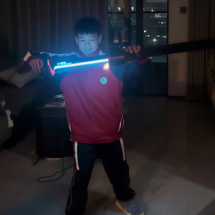 拔刀火花光剑星际战刀喷雾激光剑七彩流光小男孩儿童玩具跨境