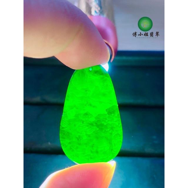 缅甸天然翡翠A货墨翠山水牌 打灯透绿