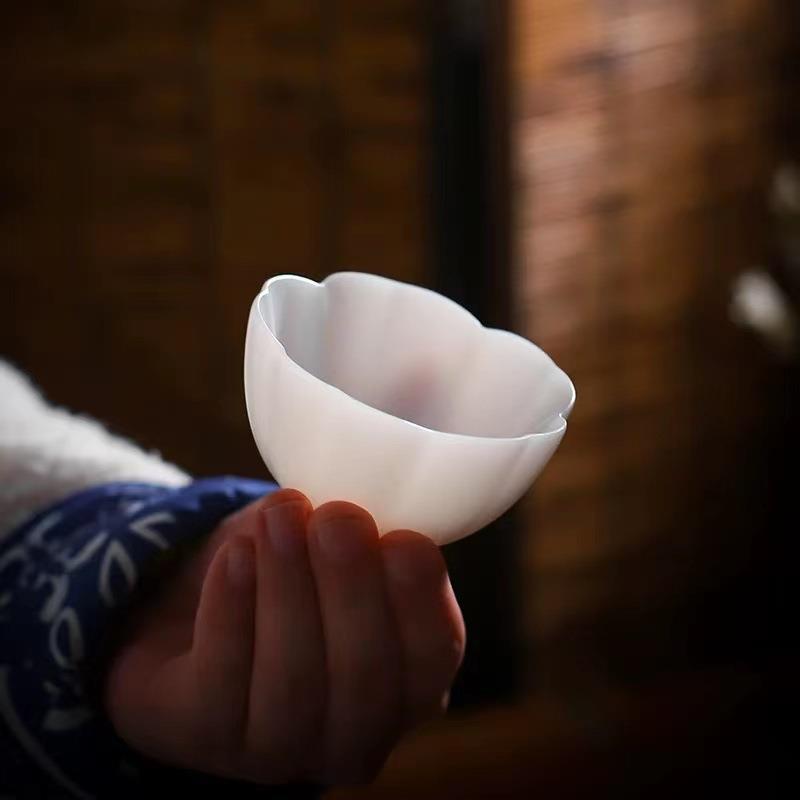 高端冰种玉瓷梅花杯陶瓷主人杯女士品名杯花瓣杯德化白瓷大师藏品