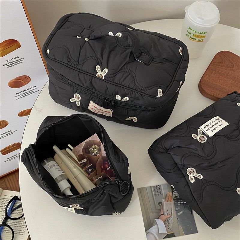 黑色刺绣小兔化妆包女大容量精致耐脏化妆品收纳包便携旅行洗漱包