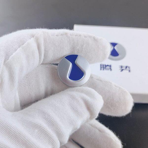 腾势胸针新能源汽车徽章金属LOGO胸章定制企业司徽车标车友会徽标