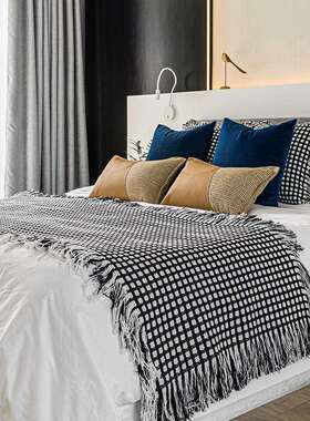 现代简约轻奢蓝色样板房床品搭配抱枕靠枕黑白格子流苏床旗床搭毯