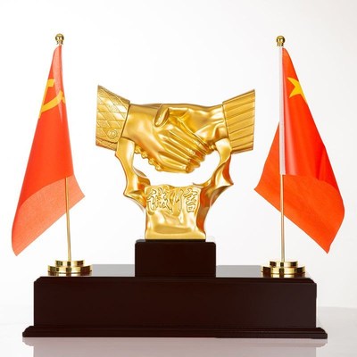 诚信共赢握手红旗摆件董事长老板办公室摆件前台桌U上开业高级礼