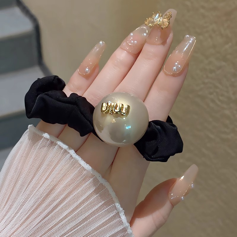 高级感大珍珠肠圈气质复古小金标z字母发绳2023年新款潮扎头发皮