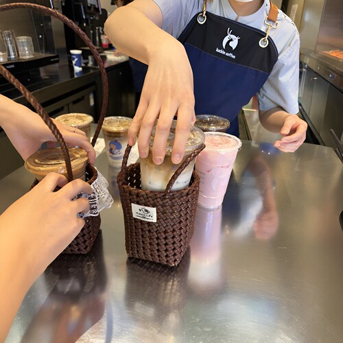 带着自己编的包去买咖啡！藤编包