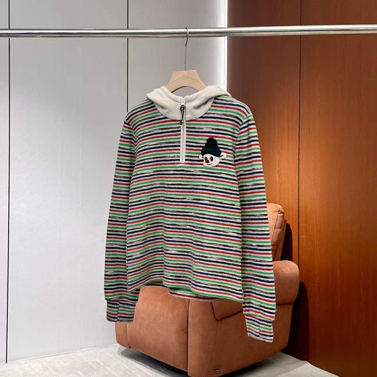 【妍妍粉丝专享】25新款卡通小丑条纹连帽卫衣ONSD2015125792