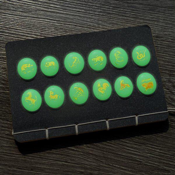 会发光的萤石头生肖属相夜光石吊坠很亮儿童雕刻挂件学生项链男女